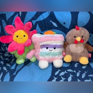 Bum bumz trio (flower , carrot cake and chicken)